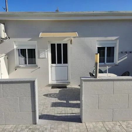 بيت للعطل Casa De Ferias E Fins De Semana,1 *